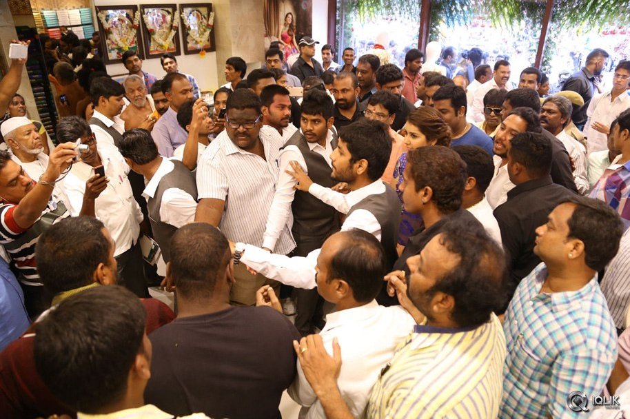 Raashi-Khanna-Launches-Kasam-Pullaiah-Cloth-Merchant-in-Warangal